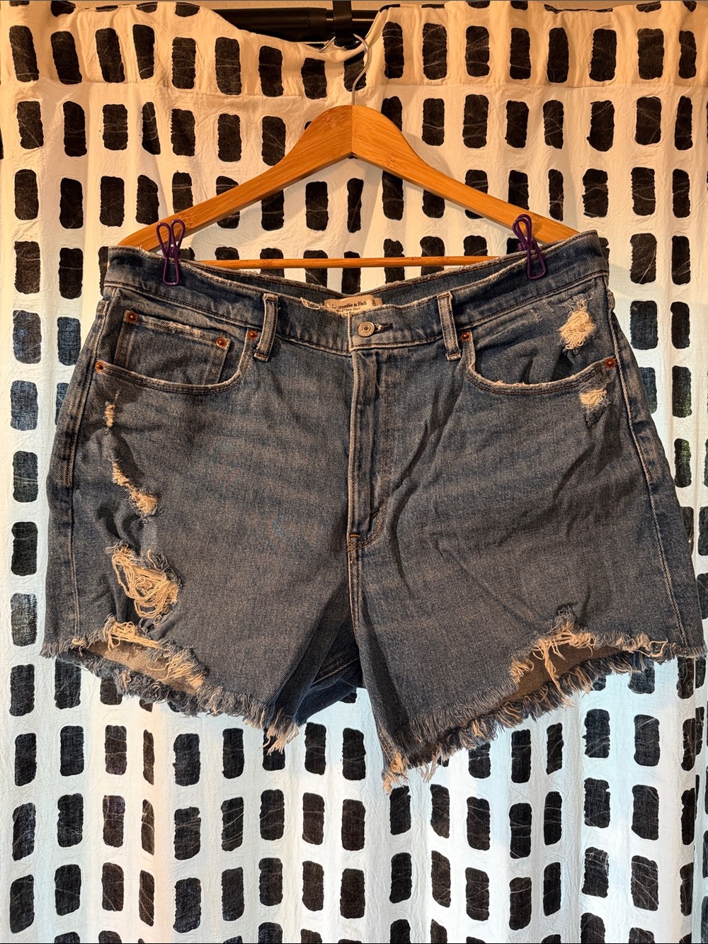 Abercrombie & Fitch Distressed 4” Mom Shorts